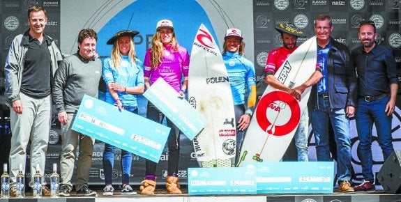Pauline Ado, Justine Dupont, Miguel Blanco y Jonathan González posan ayer en el podio junto a las autoridades. 