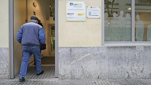 Un hombre entra en una oficina de Lanbide. 