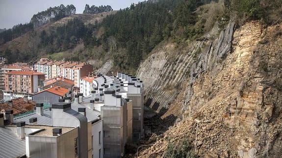 Una vista del desprendimiento en la ladera Kamiñalde en Ondarroa.