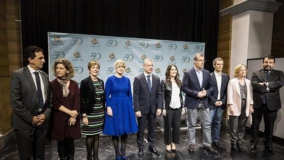 Autoridades y representantes de la empresa Altuna y Uria, en el acto.