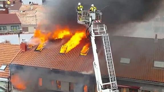 Fallece un bombero al derrumbarse un edificio incendiado en el centro de Oviedo