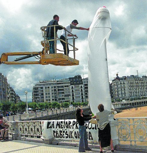 Una campaña a favor del preservativo que se desplegó hace años en Donostia.