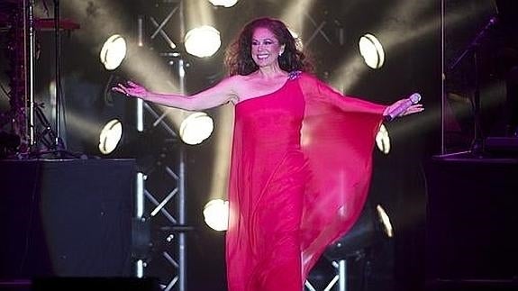 Isabel Pantoja se retoca los pechos y el abdomen