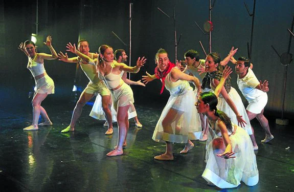 Los dantzaris de la compañía ofrecen una de las coreografías de la obra 'Maurizia'. 