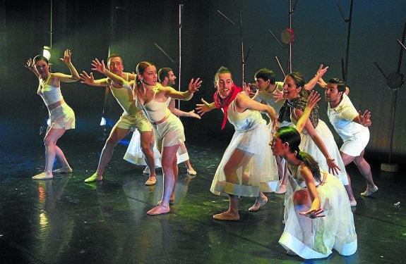 Los dantzaris de la compañía ofrecen una de las coreografías de la obra 'Maurizia'. 