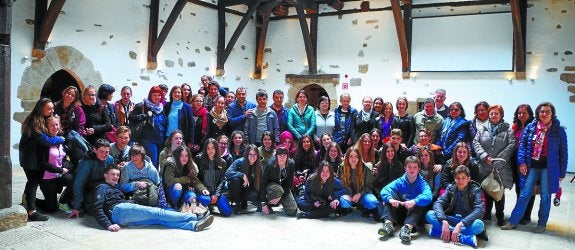 Foto de familia en el Palacio de Igartza, tras el acto de la bienvenida. 