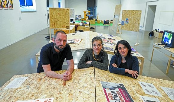 Los comisarios de la muestra sobre el sida, Aimar Arriola y las chilenas Nancy Garín y Linda Valdés, en el montaje de la exposición en Tabakalera.