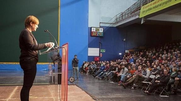 La secretaria general de LAB, Ainhoa Etxaide, interviene en la asamblea de delegados celebrada en el frontón Atano III de San Sebastián.