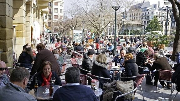 Una terraza de un bar de San Sebastián repleta de genete esta pasada Semana Santa.