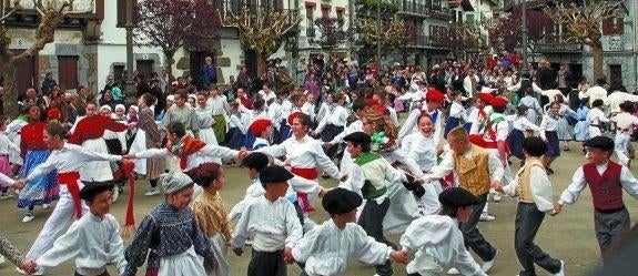 Decenas de niños bailaron al son de la Tantirudantza