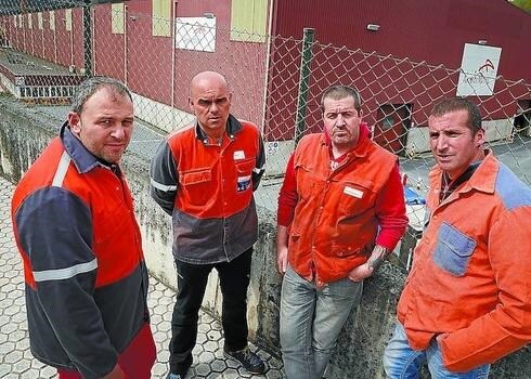 Adolfo Sastre (UGT), Julen Amado (ELA), Aitzol Cajaraville (LAB) y Leo Bote (CC OO) personalizan la lucha sin cuartel de los 350 trabajadores de ArcelorMittal.