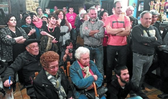 Mendizabal eta Araiztegi, Telleria eta Mendizabalekin saioa bukatu ostean. Lagun ugari hurbildu ziren bertsoak entzutera. 