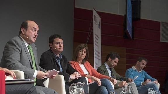 Ortuzar, Arraiz, Mendia, Sémper y Maneiro, en la mesa redonda celebrada en Vitoria.