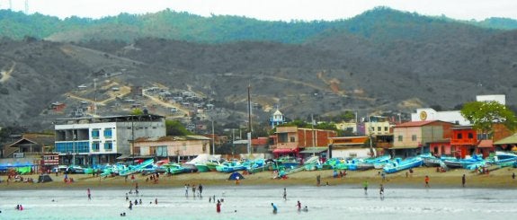 Panorámica de la playa de Puerto López, tomada desde el malecón, antes del seísmo. 