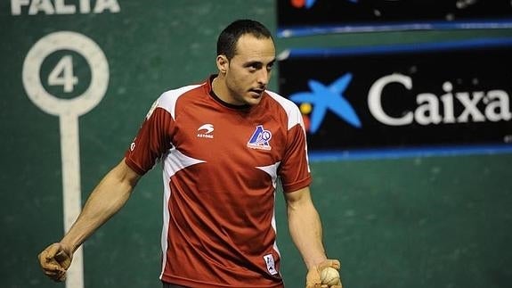 Martínez de Irujo en la elección de material antes de un partido el pasado mes de marzo. 