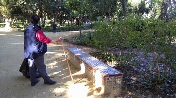 Carmen, limpiadora del parque de María Luisa de Sevilla, junto al banco en el que se encontró el cadáver de la mujer.