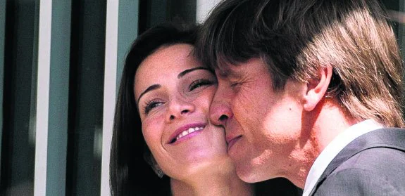 Benítez besa a su esposa, Virginia Troconis, ayer tras el juicio. 
