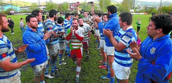 Los jugadores del Cisneros hacen el pasillo al Hernani ayer en Landare tras el triunfo de los guipuzcoanos. 