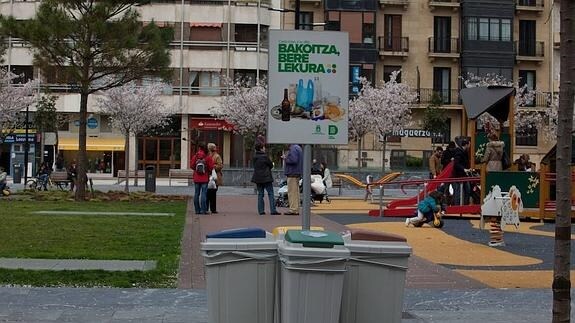 Edukiontziak Donostiako parke batean, txikitatik ikas dezaten.