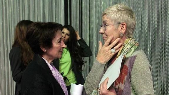 Carmen Hernández conversa con Maixabel Lasa, cuando ésta era directora de la Oficina de Víctimas del Gobierno Vasco.