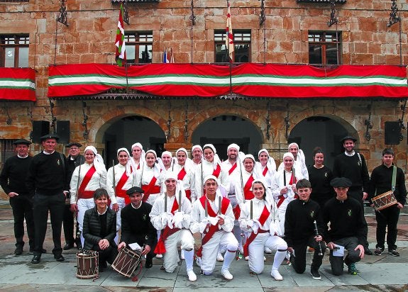 Dantzaris, txistularis y atabalaris que ayer cumplieron con el solemne ritual del 3 de mayo, acompañando a la Cruz y dando vida a la centenaria Ezpata Dantza. 