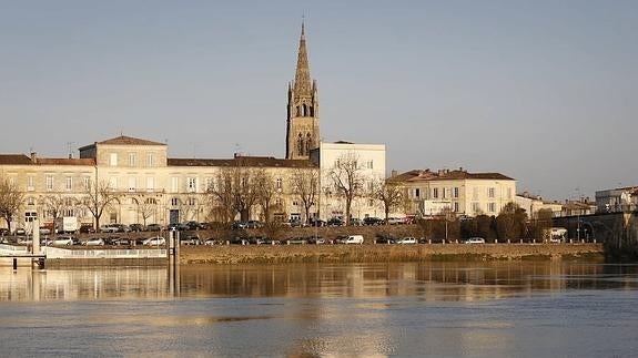 Libourne reposa regia al atardecer junto a las orillas del río Dordoña.