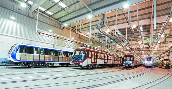 Varios modelos de trenes de CAF aguardan en un taller de la compañía guipuzcoana.