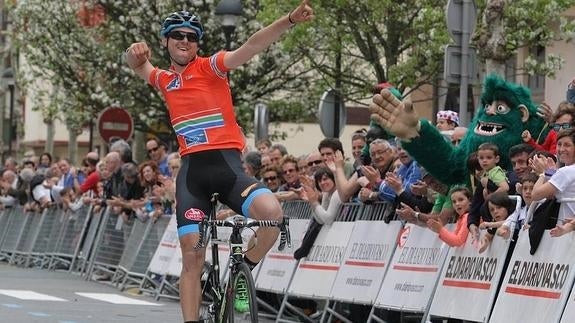 Oliviaro Troia cruza en solitario la línea de meta de Orio. 