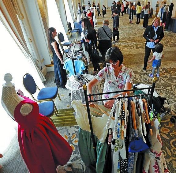 El market-showroom atrajo a mucha gente. 