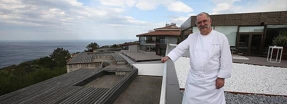 Pedro Subijana, en una de las terrazas de Akelarre.