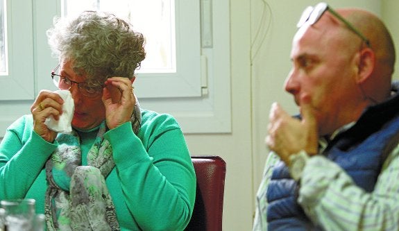 Josean cuenta sus peores momentos ante las lágrimas de su mujer, Karmele.