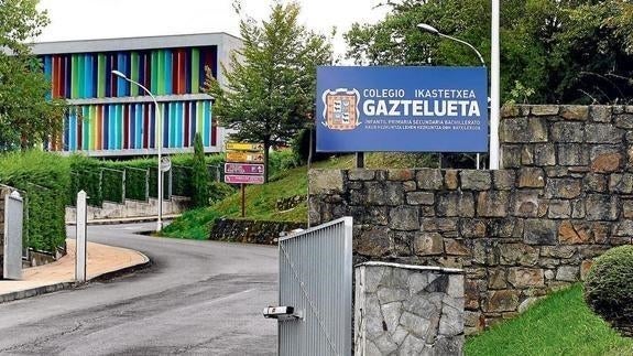 Entrada principal al colegio Gaztelueta. 