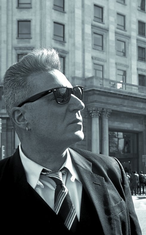 Loquillo, en una calle de Barcelona, su ciudad natal, que considera despojada de sus esencias.