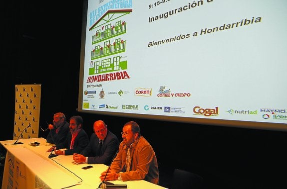 El alcalde Sagarzazu dio la bienvenida a los cunicultores en Itsas Etxea.