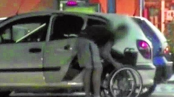 Hombre 'cazado' por detectives sacando una silla de ruedas cuando aseguraba que no podía andar
