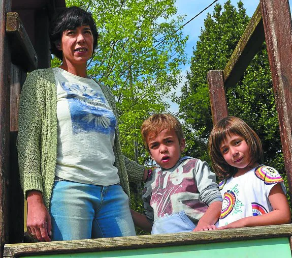 Izaskun Aizpurua, junto a sus hijos Oier y Maite. 