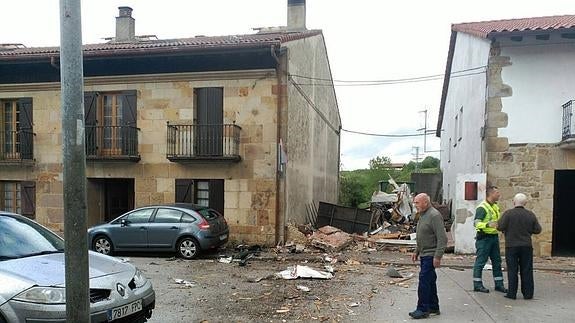 Restos de la avioneta en una calle de Arbizu.