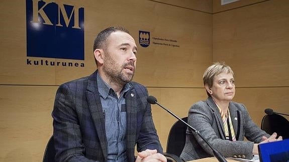 El diputado de Cultura, Denis Itxaso, y la concejala de Cultura, Miren Azkarate