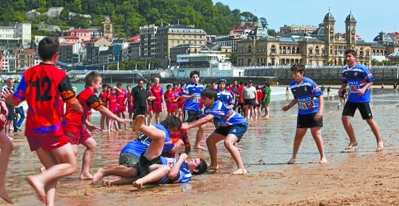 Marco incomparable. El rugby volverá a tomar la playa de La Concha, que se convertirá en el campo más bonito del mundo de este deporte. 