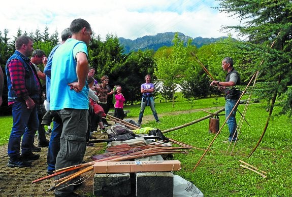 Pruebas que se realizan con herramientas de caza utilizadas en la Prehistoria.