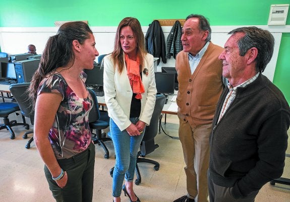 Estefanía Rodríguez y Elena Ortés comparten sus ideas de negocio con los voluntarios de Secot Ángel López y José Collera.