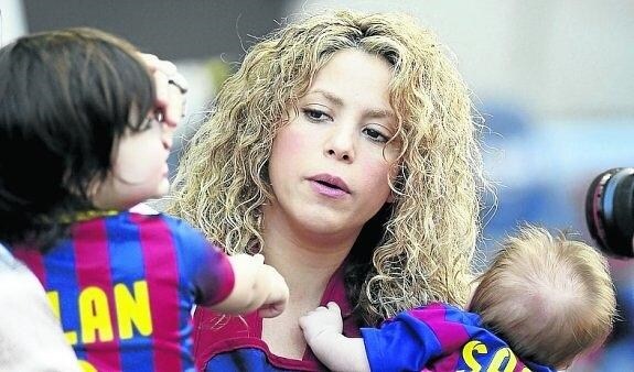 Shakira ya tiene dos niños con Piqué, Milan y Sasha. 