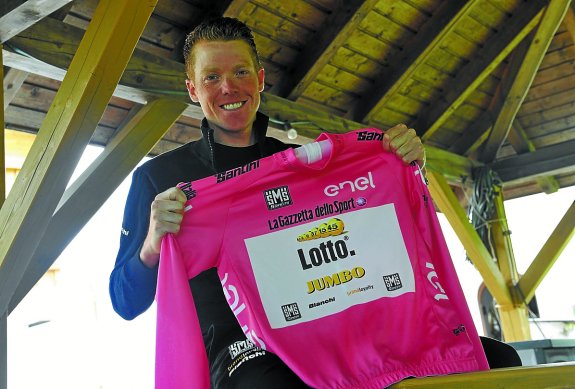Steven Kruijswijk posa con el maillor rosa del Giro que de momento está en su poder. 