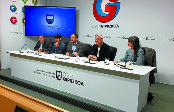 Denis Itxaso, junto a representantes de Emaús, ayer en la presentación de 'Besarkadak'. 