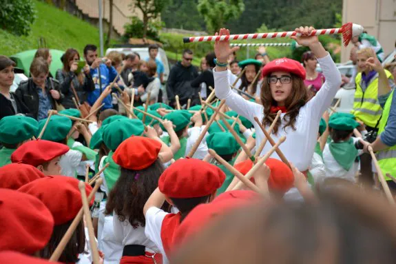 Kukuaren jaitsierarekin hasi zen atzo festa. Gero musikak eta danbor hotsek hartu zuten protagonismoa. 