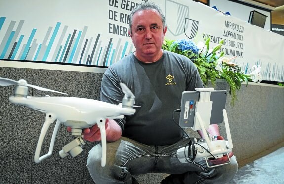 Ángel Rodríguez, junto a su dron, en las jornadas de emergencias que se celebran en Donostia.