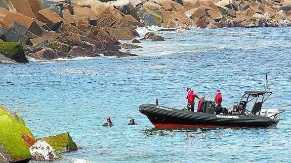 Cesan la búsqueda del hombre caído al mar en Donostia