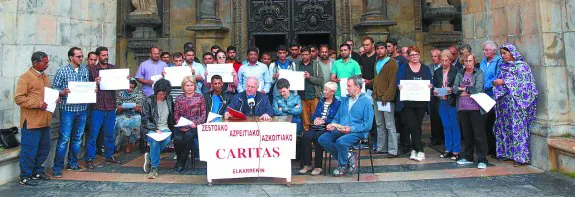 Representantes de Cáritas de la comarca, junto a numerosos inmigrantes, tomaron parte en la comparecencia.