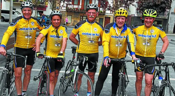 Cicloturistas del Ostadar salen hacia La Rioja. 