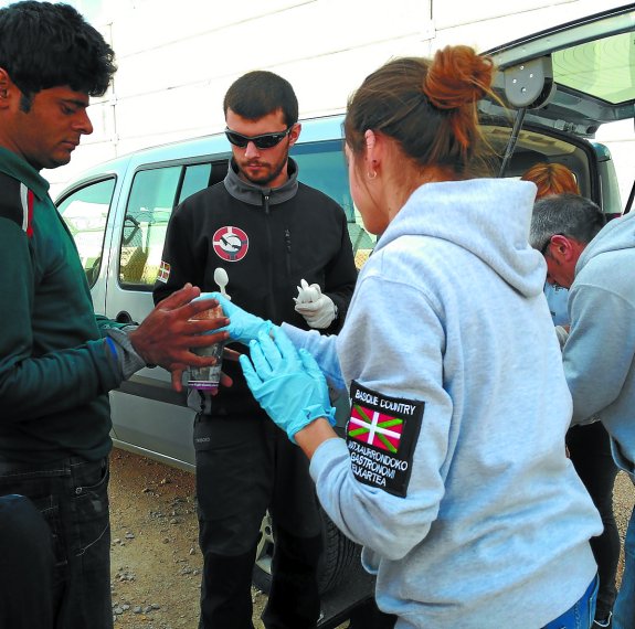 Iñigo Prada Luengo, ayudando en la labor de distribución de alimentos a los refugiados sirios. 